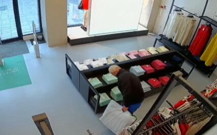 Filmska krađa u centru Sarajeva: Muškarac mirno UKRAO ODJEĆU pred kamerama i išetao iz objekta