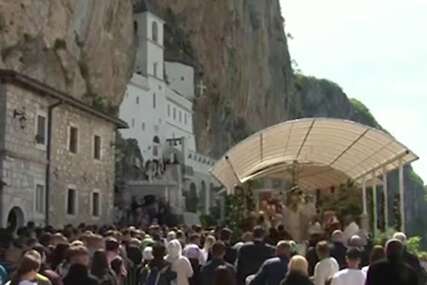 (VIDEO) Rijeka vjernika ispred manastira Ostrog: Pješačili stotine kilometara da se poklone moštima Svetog Vasilija