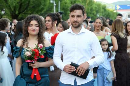 (VIDEO, FOTO) Kišni oblaci nestali pred najljepšim defileom: Maturanti donijeli glamur i osmijehe, ovako se večeras u Banjaluci slavila mladost