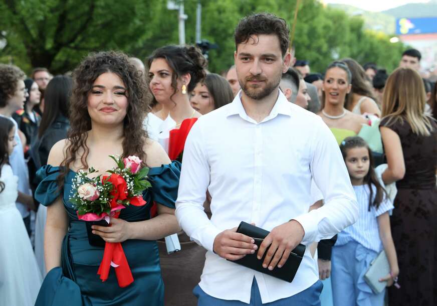 (VIDEO, FOTO) Kišni oblaci nestali pred najljepšim defileom: Maturanti donijeli glamur i osmijehe, ovako se večeras u Banjaluci slavila mladost