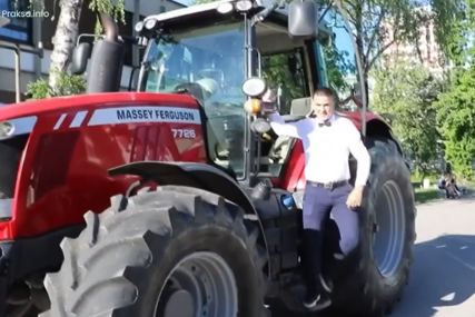 maturant došao traktorom na proslavu mature