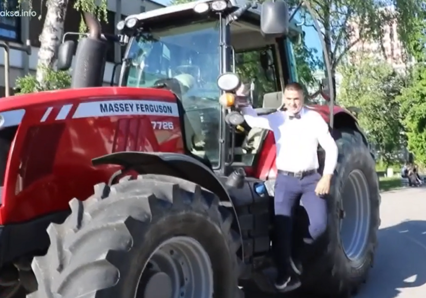 maturant došao traktorom na proslavu mature