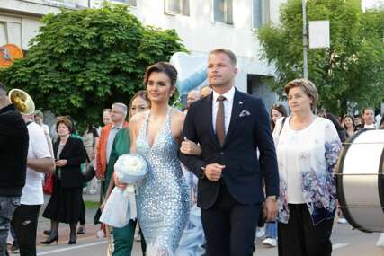 (VIDEO, FOTO) Gradonačelnik PAO U DRUGI PLAN kraj zanosne Milice: Maturantkinja iz Banjaluke zasjenila "Hurem" iz Albanije, mreže "vrve" od komentara