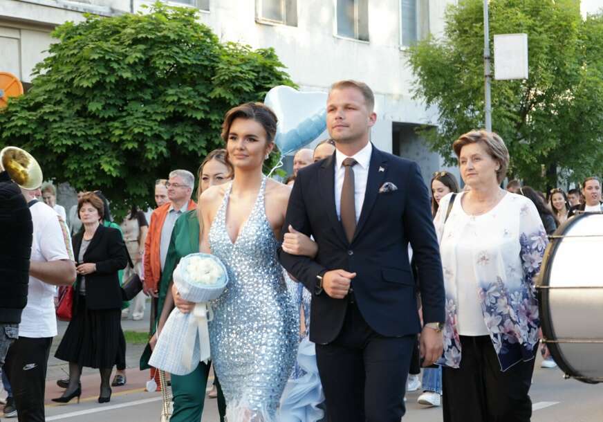 (VIDEO, FOTO) Gradonačelnik PAO U DRUGI PLAN kraj zanosne Milice: Maturantkinja iz Banjaluke zasjenila "Hurem" iz Albanije, mreže "vrve" od komentara