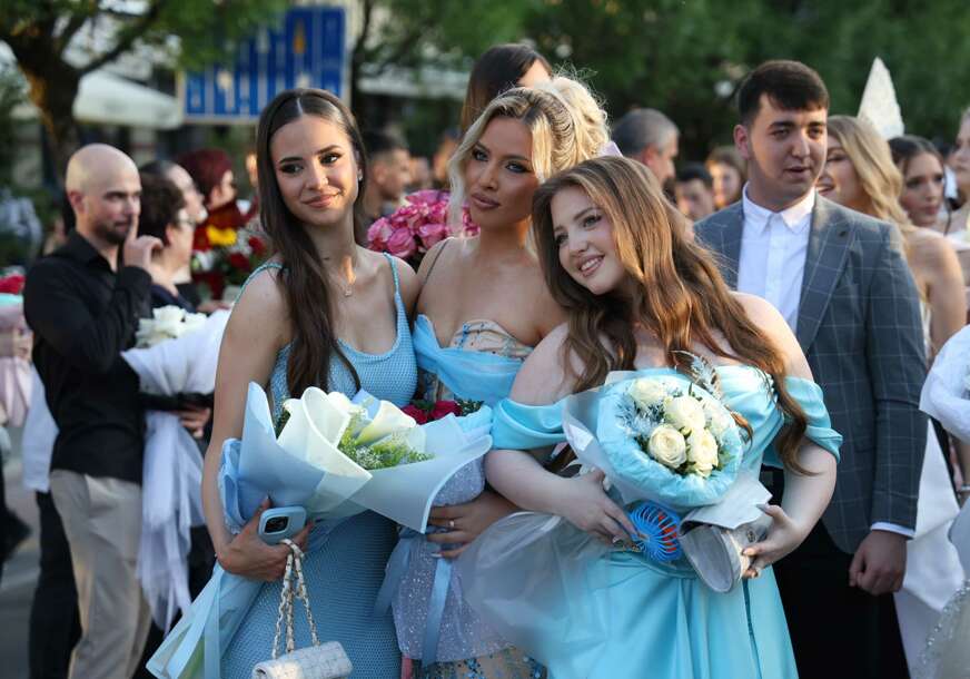 (VIDEO, FOTO) Od trubača do himne Gaudeamus: Maturanti Gimnazije ispunili ulice Banjaluke ljepotom i optimizmom, evo gdje će nastaviti slavlje
