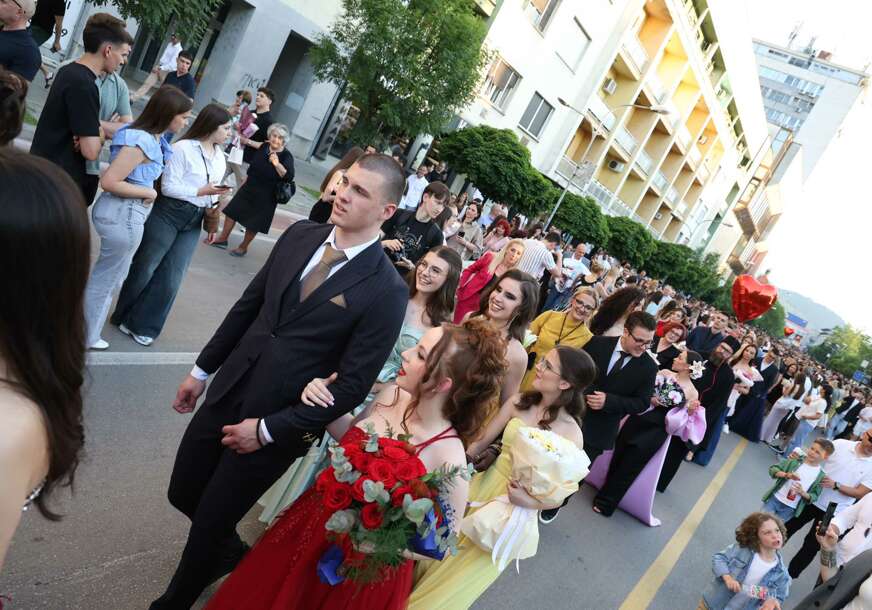 (VIDEO FOTO) Njihova je zabava DRUGAČIJA: Zašto maturanti Gimnazije Banjaluka jedini slave MATURU u Banskom dvoru uz studentsku himnu
