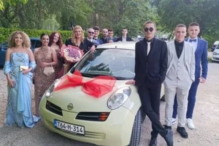 (VIDEO) „Izuli su me iz cipela divnim poklonom“ Maturanti u Mostaru priredili iznenađenje za profesorku, njihova gesta ostavila sve bez riječi