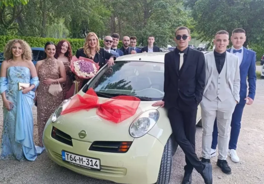 (VIDEO) „Izuli su me iz cipela divnim poklonom“ Maturanti u Mostaru priredili iznenađenje za profesorku, njihova gesta ostavila sve bez riječi