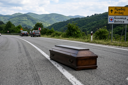 NESVAKIDAŠNJA SCENA Sanduk sa pokojnikom ispao nasred puta, prolaznici odmah pozvali nadležne