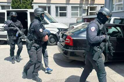 (FOTO) Dobojlija predat u tužilaštvo: Osumnjičen da je PRIJETIO POLICAJCIMA smrću na društvenim mrežama