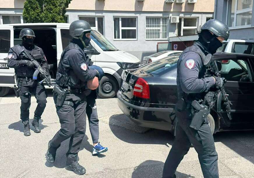 (FOTO) Dobojlija predat u tužilaštvo: Osumnjičen da je PRIJETIO POLICAJCIMA smrću na društvenim mrežama