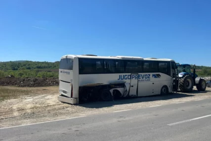 (FOTO) AUTOBUS U POTPUNOSTI UNIŠTEN Prve slike sa mjesta teške nesreće, povrijeđeno 11 osoba