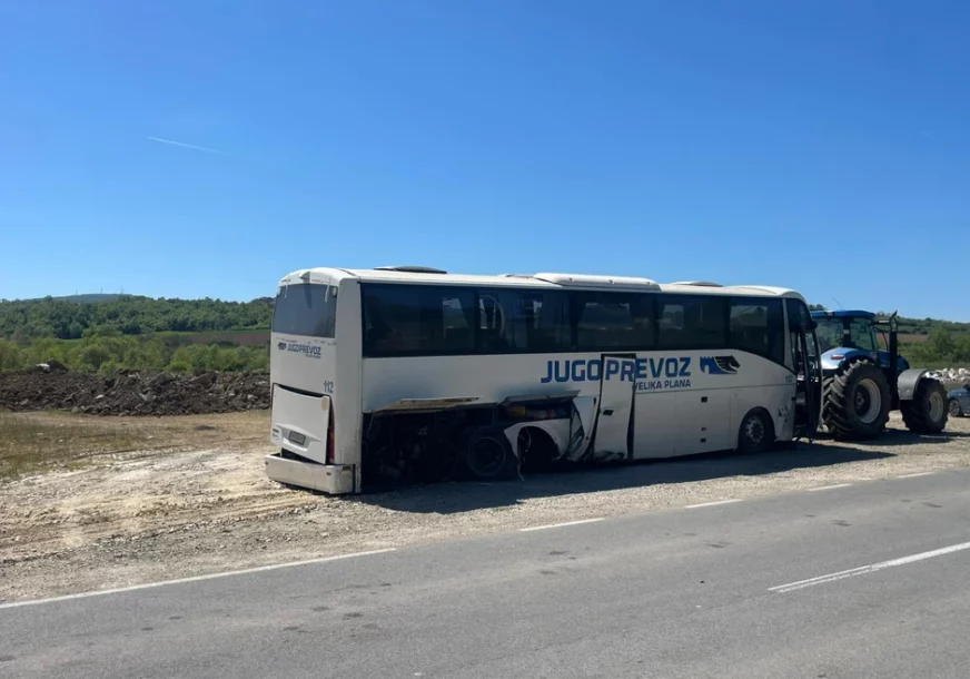 (FOTO) AUTOBUS U POTPUNOSTI UNIŠTEN Prve slike sa mjesta teške nesreće, povrijeđeno 11 osoba