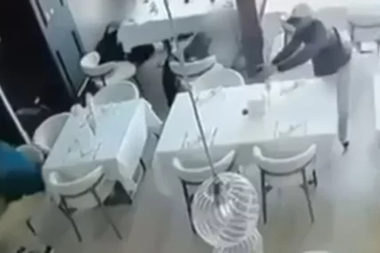 (UZNEMIRUJUĆE) Objavljen video POKUŠAJA UBISTVA na Novom Beogradu: Vlasnik restorana sjedio, napadač iz bašte uletio i počeo da puca