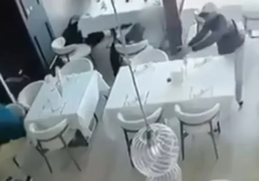 (UZNEMIRUJUĆE) Objavljen video POKUŠAJA UBISTVA na Novom Beogradu: Vlasnik restorana sjedio, napadač iz bašte uletio i počeo da puca