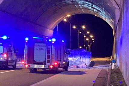 (VIDEO, FOTO) "Za dlaku smo svi mogli poginuti" Utvrđuju se okolnosti stravične nesreće na autoputu Banjaluka-Doboj, OČEVICI U ŠOKU