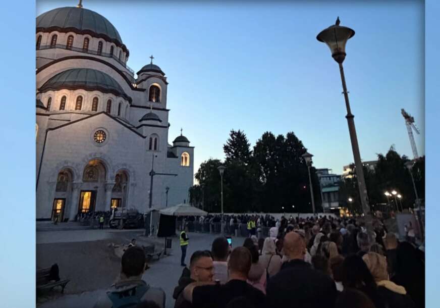 (FOTO) CIJELU NOĆ BILA ISPRED HRAMA Poznata Srpkinja satima čekala da se pokloni Pojasu Presvete Bogorodice, na red nije stigla ni kada je svanulo