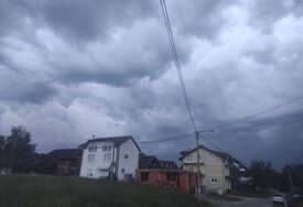(VIDEO) SPREMA SE OLUJA Nevrijeme se približava Banjaluci, vjetar i tamni oblaci stižu sa sjevera