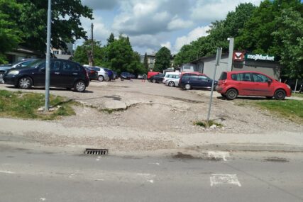 (FOTO) RUGLO U SRCU BANJALUKE Vozači kod Gradskog mosta preko makadama "upadaju" u kružni tok