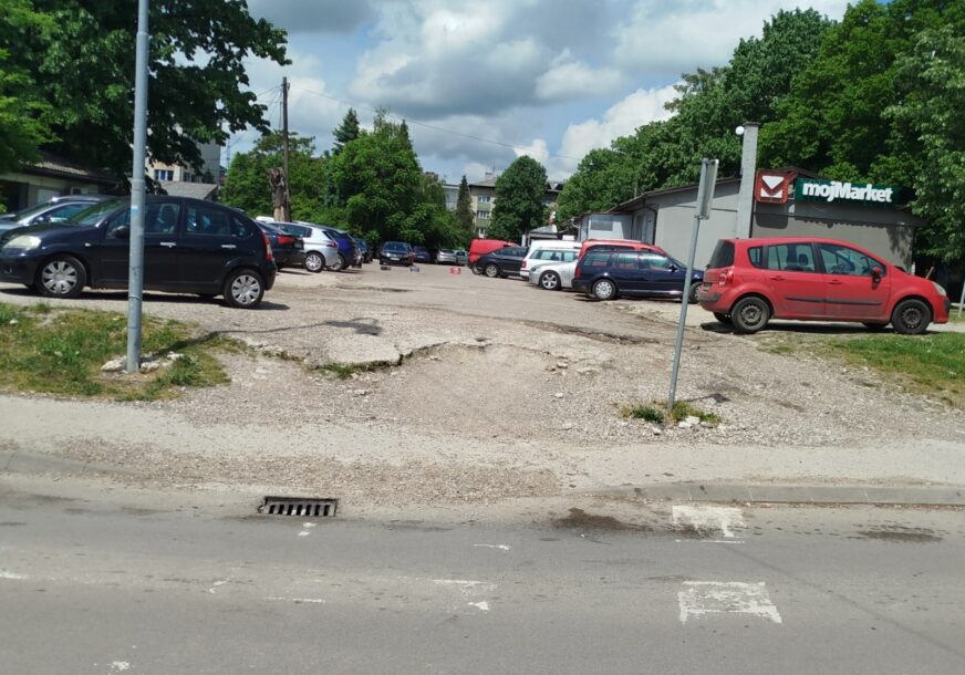 (FOTO) RUGLO U SRCU BANJALUKE Vozači kod Gradskog mosta preko makadama "upadaju" u kružni tok