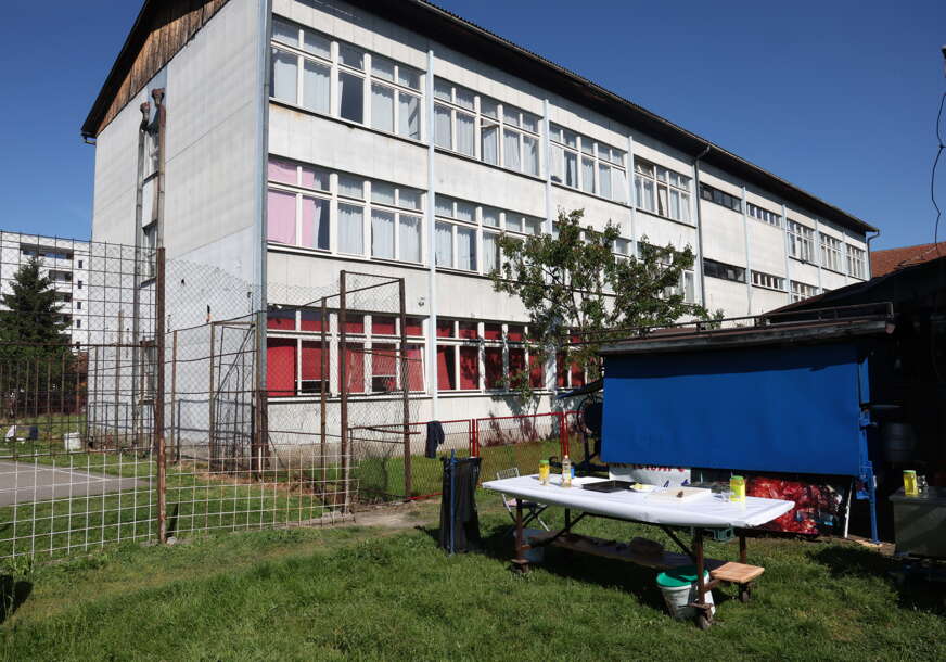 (VIDEO, FOTO) "Nije vo, nego malo veće tele" Dugogodišnji  direktor srednje škole u Banjaluci novu funkciju časti pečenjem