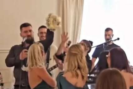 (VIDEO) "Ako se udam zahvaljujući ovome, vi ćete mi pjevati" Pjevač UHVATIO BIDERMAJER na svadbi, pa ga poklonio djevojci