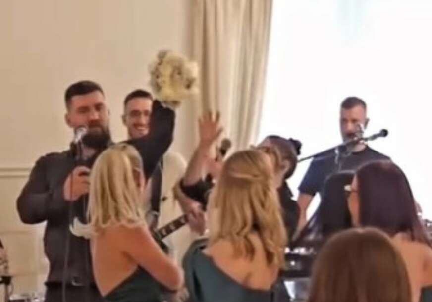 pjevač uhvatio bidermajer