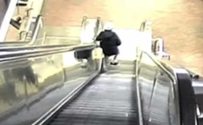 (VIDEO) IZGUBIO RAVNOTEŽU Čovjek preminuo nakon što se okliznuo na pokretnim stepenicama