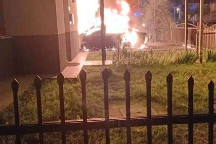 (FOTO) Banjalučki vatrogasci spriječili tragediju: U Boriku gorio automobil, istraga u toku