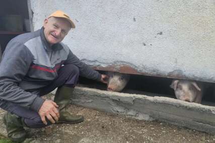 (FOTO) Čudo neviđeno: Rođen je bez ušiju i prava je atrakcija u selu, najbolje čuje kad zazveči kanta za ručak