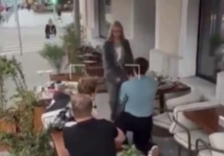 (VIDEO) "SPASILA SE" Momak kleknuo pred djevojku, a nakon što je rekla "ne" uslijedio je haos, reagovala i policija