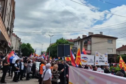 (FOTO) „Srbija pobjeđuje“ Skupovi podrške širom zemlje, okupljeni mašu trobojkama i zastavama Sjeverne Makedonije
