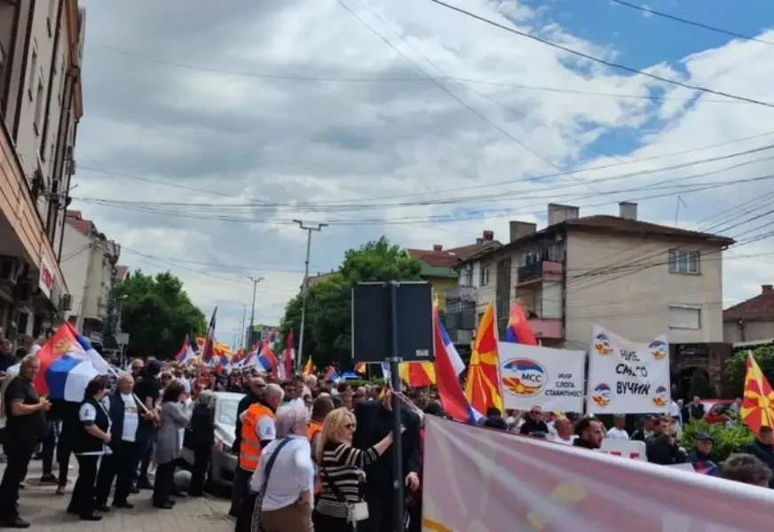 (FOTO) „Srbija pobjeđuje“ Skupovi podrške širom zemlje, okupljeni mašu trobojkama i zastavama Sjeverne Makedonije