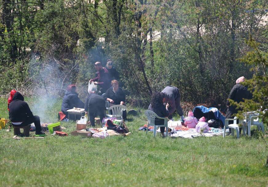 (FOTO) Roštilj, priroda i druženje: Pogledajte kako se 1. maj slavi na sarajevskim izletištima
