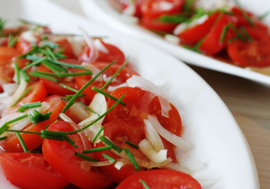 Salata koja čini čuda za tijelo: Zašto su paradajz, krastavac i mladi luk savršen trio