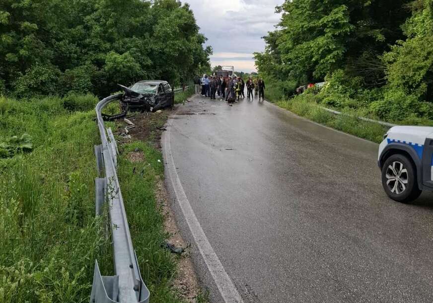 (VIDEO) POVRIJEĐENE 2 OSOBE Detalji žestokog sudara autobusa i auta kod Šamca