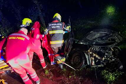 (FOTO) Teška saobraćajka u Banjaluci: Automobil sletio sa puta i završio U KANALU, povrijeđena jedna osoba
