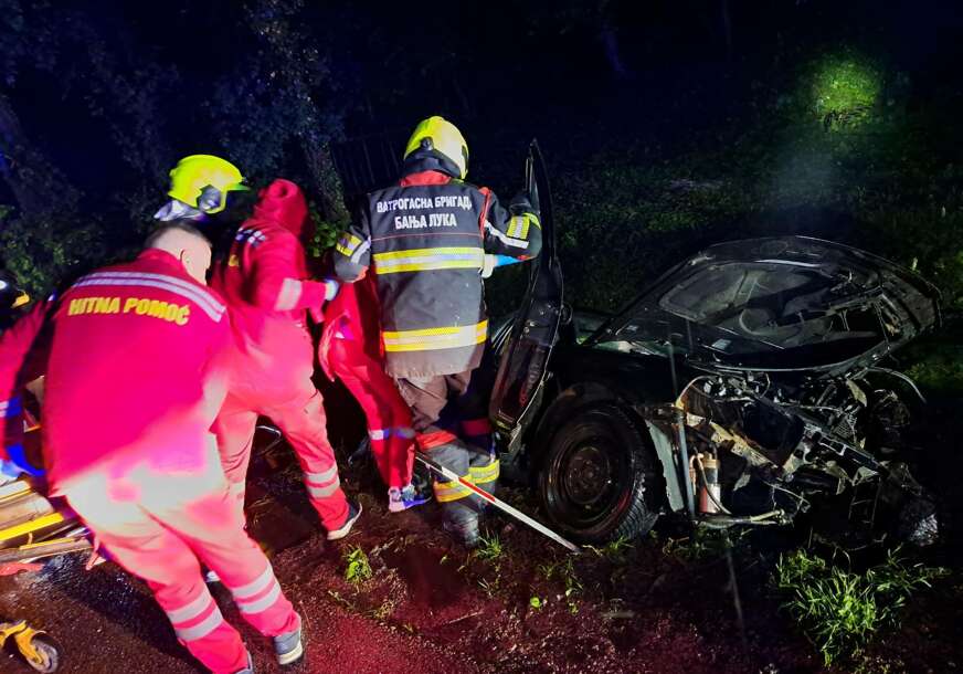 (FOTO) Teška saobraćajka u Banjaluci: Automobil sletio sa puta i završio U KANALU, povrijeđena jedna osoba
