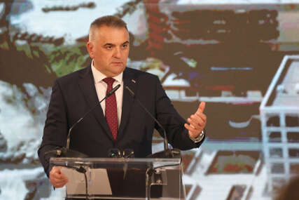 (VIDEO)Minić obećao rješenje: Novčana podrška Vlade RS za roditelje čija djeca idu u privatni produženi boravak