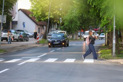 (FOTO) Nivelisani šahtovi: Iscrtana signalizacija u ovoj ulici, pogledajte u kojim naseljima KREĆU RADOVI
