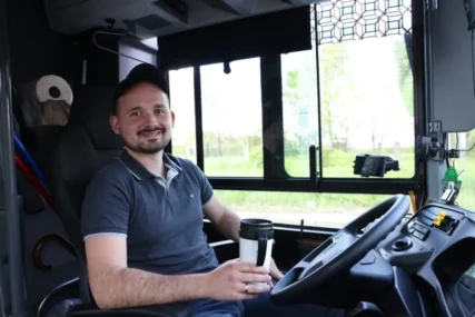 (VIDEO) Slava je krenula zbog JEDNE GREŠKE PUTNIKA: Slavko je mladi vozač autobusa i TikTok zvijezda sa milionskim pregledima
