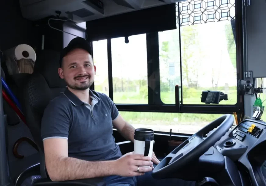 (VIDEO) Slava je krenula zbog JEDNE GREŠKE PUTNIKA: Slavko je mladi vozač autobusa i TikTok zvijezda sa milionskim pregledima
