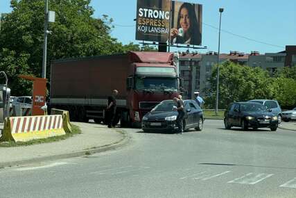 Saobraćajka na kružnom toku u Banjaluci: Učestvovali kamion i auto, stvaraju se gužve