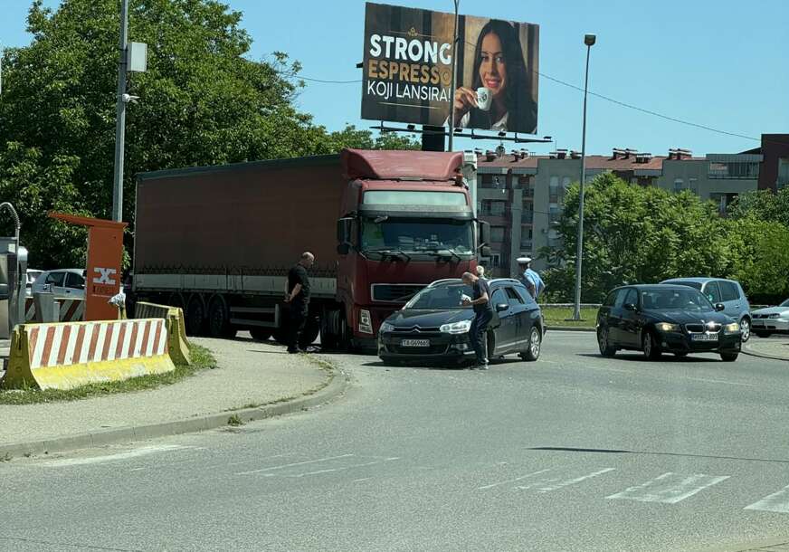 Saobraćajka na kružnom toku u Banjaluci: Učestvovali kamion i auto, stvaraju se gužve