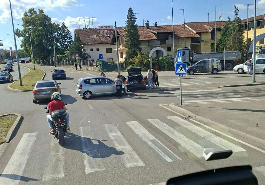 TEŠKA NESREĆA U BANJALUCI Sudar u blizini tržnog centra, Hitna na terenu