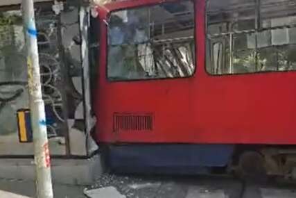 (VIDEO) Užas u Beogradu: Tramvaj ISKOČIO IZ ŠINA i udario u zgradu, ima povrijeđenih