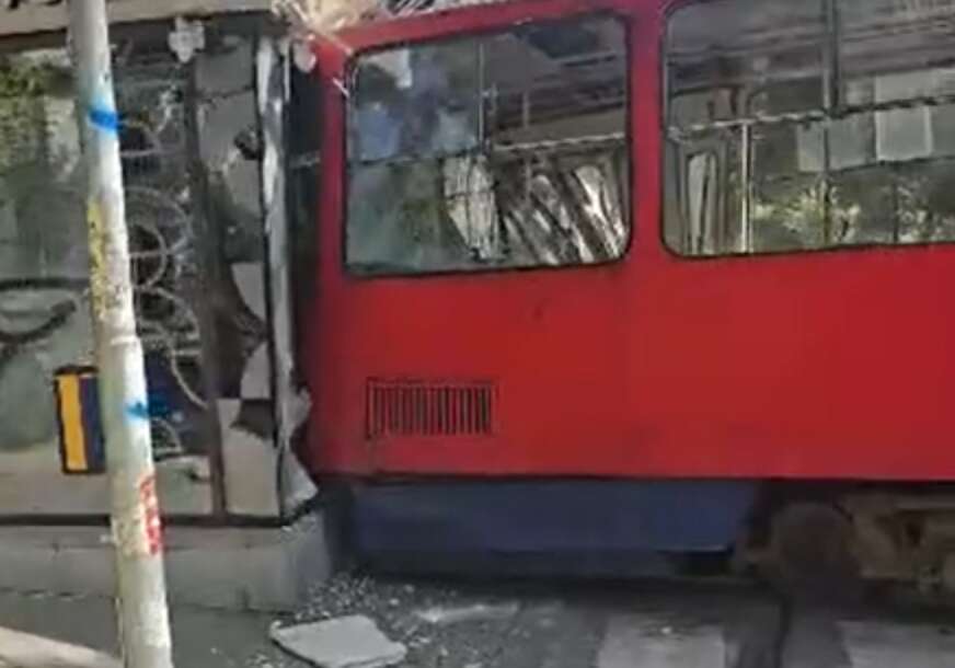 (VIDEO) Užas u Beogradu: Tramvaj ISKOČIO IZ ŠINA i udario u zgradu, ima povrijeđenih