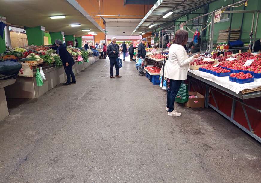 (FOTO) MOSTARSKA, DOMAĆA, NEPRSKANA... Luksuz na banjalučkim tezgama, ovo voće na pijaci dostiglo je NEVJEROVATNIH 20 KM