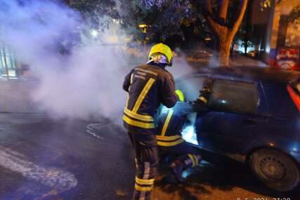 (FOTO) Gasili požar na automobilu, pa spasili i MAČKU: Vatrogasci intervenisali na više lokacija u Banjaluci
