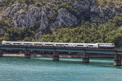 Vozovi nisu krenuli iz Sarajeva za Mostar: Putnici prevezeni autobusima, evo šta je uzrokovalo problem